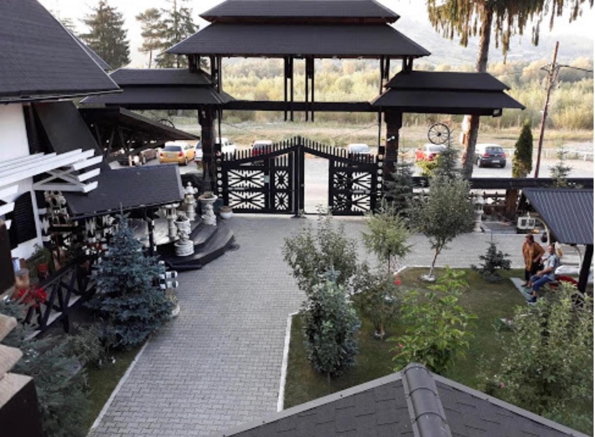 Complex Lions Bucovina Hotell Voronet Exteriör bild